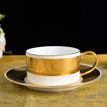 Frete grátis atacado de alta qualidade elegante caneca kavinė estilo clássico alívio ouro xícara chá e pires conjunto cerâmica